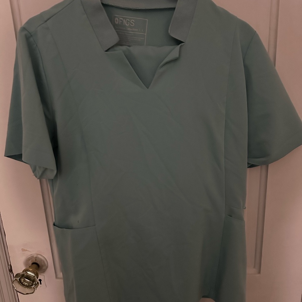 Figs Inala slim top and bottoms. Size large